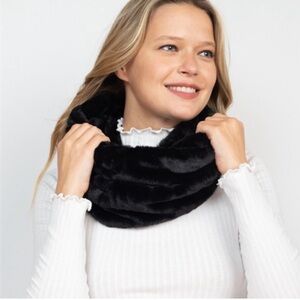 Astor Accessories Women’s Black Faux Fur Tube Infinity Scarf NWT